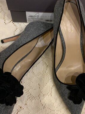 ANN TAYLOR Mila Flower Womens Flower Slate Heather Heel Pumps